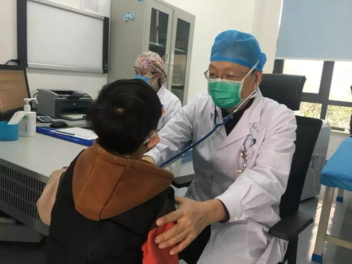 线上便捷问诊，线下安心看牙 口腔诊疗服务的双重保障